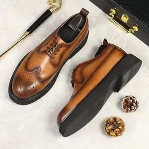 Ανδρικά καφέ δερμάτινα παπούτσια brogue με χοντρές σόλες και λεπτομέρειες σκαλίσματος