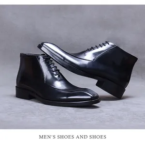 Gros plan de bottines en cuir noir poli pour hommes avec laçage élégant et fermeture éclair