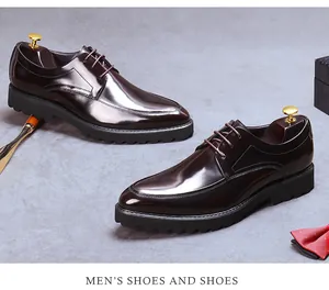 Dettaglio di scarpe derby in pelle lucida con suole spesse e tendiscarpe in legno