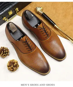 Nahaufnahme brauner Brogue-Lederschuhe mit Lochmuster und luxuriösem Schuhanzieher