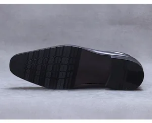 Détail de la semelle en caoutchouc antidérapante avec texture quadrillée sur bottines
