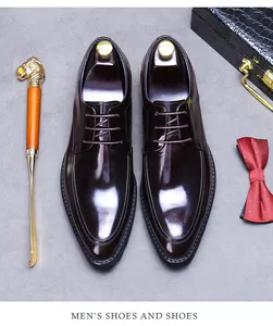 Scarpe Derby in vernice marrone con tendiscarpe dorati e accessori da lavoro
