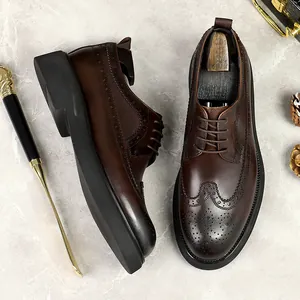 Ανδρικά σκούρα καφέ δερμάτινα παπούτσια brogue με χοντρή σόλα και λεπτομέρειες wingtip