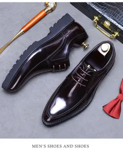 Scarpe derby da uomo in pelle verniciata bordeaux con suola spessa e accessori eleganti