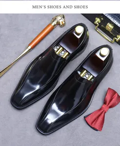 Scarpe eleganti in pelle nera con tendiscarpe in legno e accessori per abiti formali