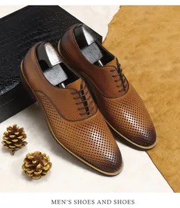 Nahaufnahme brauner Business-Schuhe aus Leder mit atmungsaktivem Laser-Cut-Muster