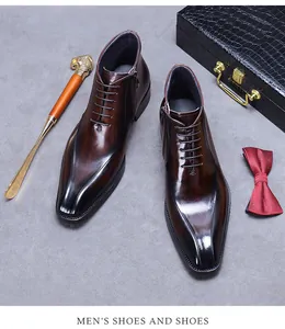 Vue détaillée de bottines en cuir marron avec lacets et mallette assortie chic