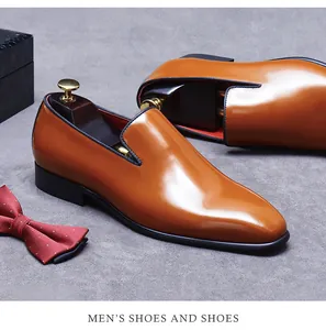 Vue de dessus de chaussures habillées en cuir marron brillant pour hommes avec embauchoirs en bois