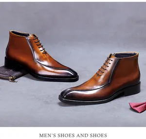 Gros plan de bottines en cuir marron avec finition patinée et détails de lacets élégants