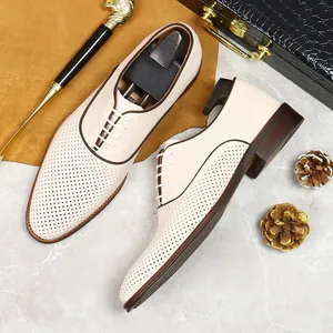 Herren Oxford-Schuhe aus Leder in Cremeweiß mit brauner Sohle und Lochmuster-Design