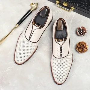 Atmungsaktive Herren Oxford-Schuhe aus echtem Leder mit Lochmuster und weißen Schnürsenkeln