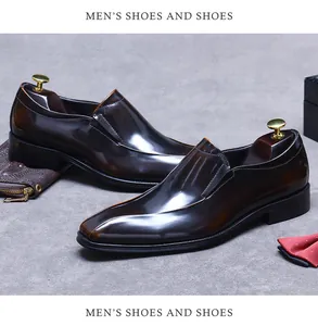 Dettaglio di mocassino in pelle marrone lucido con accessori eleganti e tendiscarpe