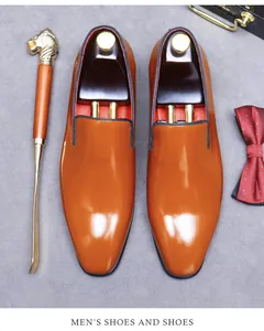 Chaussures richelieu en cuir marron avec chausse-pied lion doré et nœud papillon