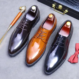 Tre paia di scarpe Derby da uomo in pelle lucida nei colori nero, marrone scuro e cuoio