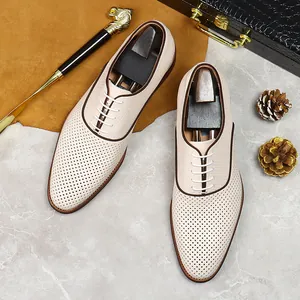 Herren Leder-Business-Schuhe mit Lochmuster in Creme und stilvollen Business-Accessoires