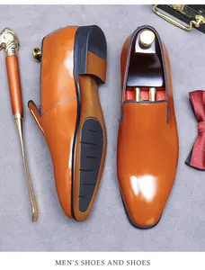 Mocassins en cuir marron poli avec doublure rouge et accessoires de luxe pour hommes