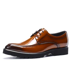 Scarpe Derby da uomo in pelle marrone lucida con suola spessa a carrarmato e lacci neri