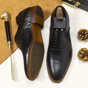 Herrenschuhe aus schwarzem echtem Leder mit Lochmuster und feiner gewebter Textur für Business