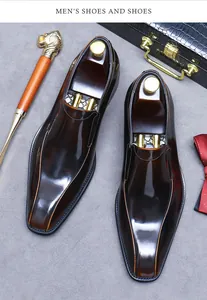 Vista piatta di scarpe formali in pelle marrone con papillon rosso e bastone da passeggio