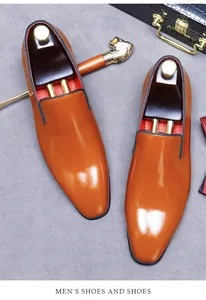 Vue de dessus de mocassins en cuir verni caramel pour hommes avec doublure rouge élégante