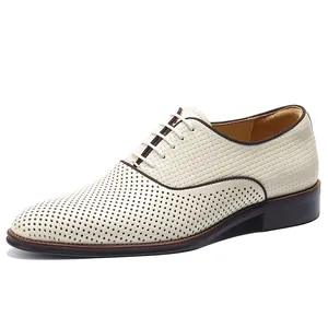 Herren Oxford-Schuhe aus cremefarbenem Leder mit Lochmuster und gewebter Textur
