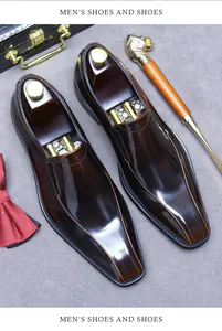 Dettaglio ravvicinato delle scarpe eleganti in pelle marrone scuro lucidata