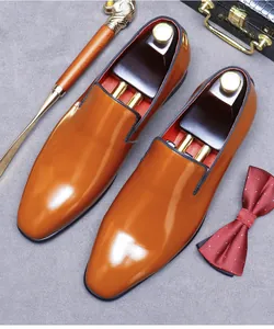 Mocassins en cuir marron poli avec embauchoirs en bois et accessoires de luxe pour hommes