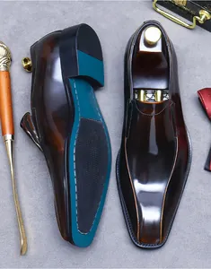 Dettaglio di scarpe in pelle marrone con suole blu e cuscinetti antiscivolo