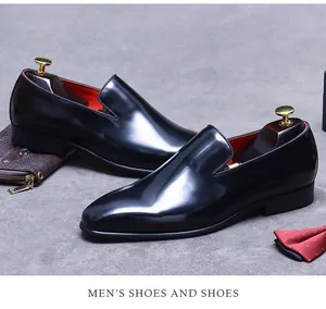 Détail d'un mocassin en cuir noir brillant avec intérieur rouge et silhouette élégante