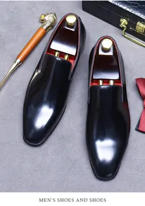 Vue de dessus de chaussures en cuir verni avec doublure rouge et embauchoirs en bois