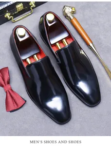 Chaussures en cuir verni noir, doublure rouge avec embauchoirs et accessoires de luxe