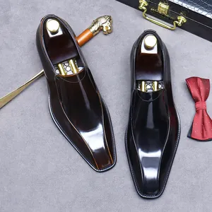 Scarpe eleganti da uomo in pelle marrone scuro con finitura lucida professionale