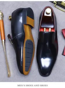 Détail macro de chaussure homme en cuir verni brillant avec doublure rouge et semelle