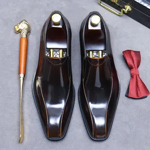 Scarpe stringate da uomo in pelle marrone lucida con punta quadra e accessori di lusso
