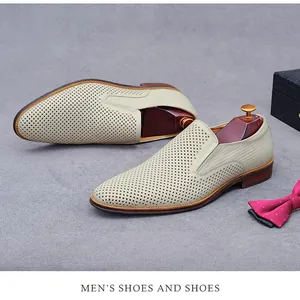 Détail de chaussures business beiges pour hommes en cuir avec design perforé respirant