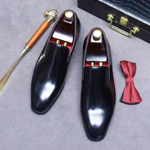 Chaussures richelieu en cuir verni noir avec doublure rouge et accessoires de luxe