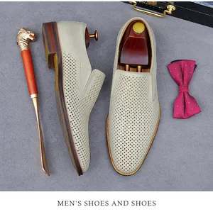 Détail de mocassins en cuir beige ajouré avec chausse-pied et nœud papillon