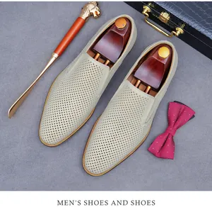Détail de mocassins en cuir pour hommes avec perforations et accessoires de luxe
