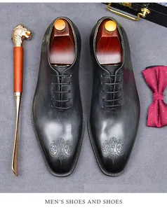 Detail van zwarte oxfords met lasergegraveerde neus en klassieke 5-gaats vetersluiting