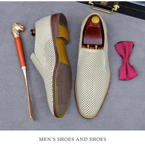Détails macro de mocassins en cuir ajouré respirants avec accessoires de luxe