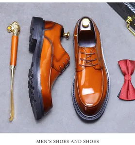 Λεπτομερής όψη από γυαλιστερά καφέ δερμάτινα παπούτσια Derby με αντιολισθητική σόλα