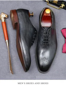 Detail van zwarte lederen Oxford schoenen met reliëf neus en luxe accessoires