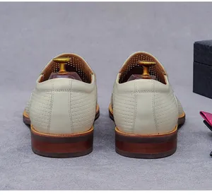 Vue arrière de chaussures en cuir beige pour hommes avec texture tressée et semelle marron