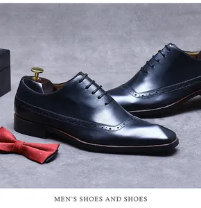 Nahaufnahme schwarzer Brogue-Lederschuhe mit eleganten Verzierungen und hölzernem Schuhspanner