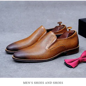 Détails des mocassins en cuir marron avec texture perforée et bout patiné