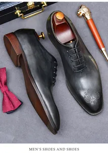 Bovenaanzicht van luxe leren oxford schoenen met kleurverloop en vintage reliëf details