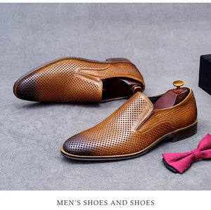 Détails des mocassins business en cuir marron avec texture tissée et découpes aérées