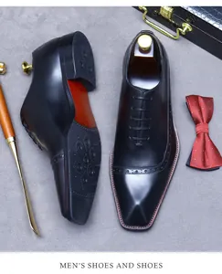 Detailansicht der schwarzen Brogue-Lederschuhe mit feinen Oxford-Lochmustern für Herren