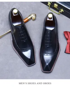 Detail von schwarzen Lederschuhen mit Brogue-Schnitzerei und quadratischem Zehen-Design