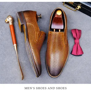 Vue de dessus de chaussures en cuir marron à motifs perforés et bout dégradé chic
